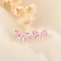 Eleganti orecchini a lobo a fiocco rosa con zirconi scintillanti su sfondo in tessuto - Stile Fiocco Rosa (C283)