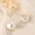 Orecchini minimalisti a goccia d'argento opaco su sfondo di tessuto a trama - Stile Goccia d'Acqua Opaca / Argento (C280-Bianco)