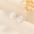 Élégantes boucles d'oreilles rose argent mat sur fond en lin texturé naturel - Design de Fleur de Rose (C288) / Argenté