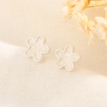 Orecchini a lobo con fiori a cinque petali, bordi perlati argento e intarsio bianco - Colore Platino (C290)