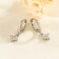 Elegante S925 Silber Ohrringe mit vierblättrigem Blumendesign und funkelnden Zirkonias - Weißgold