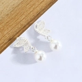 Pendientes de mariposa plateados con calados delicados y gota de perla blanca elegante - Oro blanco (C295)