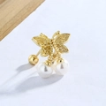 Elegantes pendientes de mariposa dorados con alas caladas y perlas blancas redondas - Dorado (C295)