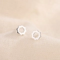 Gros plan de boucles d'oreilles minimalistes en argent S925 en forme d'étoile octogonale - Boucles d'Oreilles Clous Tournesol (B191)