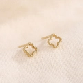 Detailansicht goldener Kleeblatt-Ohrstecker mit Perlenrand und elegantem hohlem Design - Kleeblatt Ohrstecker (B186)