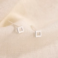 Vue rapprochée de boucles d'oreilles carrées évidées minimalistes en argent - Boucles d'Oreilles Clous Carrées (B192)