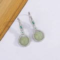 Vintage ijzige jade druppeloorbellen met zilveren finish en smaragdgroene accenten - Witgoud