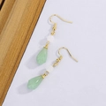 Elegante chinesische Magnolien-Ohrringe mit grünen Jade-Anhängern und Perlen - Grünes Faux-Chalzedon Gold