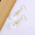 Elegante goldene Schmetterlingsohrringe mit weißem Pingan Kou Anhänger für klassischen Stil - Gold