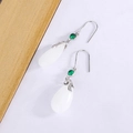Elegante chinesische Vintage-Ohrhänger mit weißem Jadestein und grünem Zirkon-Akzent - XP25-Weißer Chalcedon