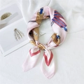 Sciarpa di seta rosa con motivi a catena dorata e finitura satinata elegante - Catena Maglia Rosa