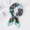 Elegante sciarpa in seta azzurra con motivo a catena vintage e bordo arancione - Catena Maglia Verde