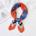 Elegante foulard in seta arancione con strisce blu e motivi a catena su fondo bianco - Catena Maglia Arancione