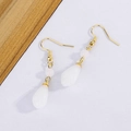 Vintage Magnolien Ohrringe mit weißen Anhängern und goldfarbenen Quasten Ohrhaken - Weißes Faux-Chalzedon Gold