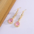 Orecchini pendenti dorati con cristalli rosa taglio a pera e scintillanti zirconi cubici - Oro