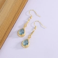 Elegante goldene Tropfenohrringe mit hellblauen Edelsteinen und weißen Kristallen - Gold