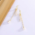 Orecchini lunghi con nappe di perle bianche e zirconi scintillanti in finitura dorata - Oro