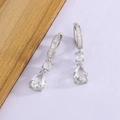 Elegante silberne Tropfenohrringe mit funkelnden Zirkonen und rosa Kristallanhänger - Klarweiß