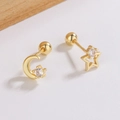 Pendientes asimétricos minimalistas de estrella y luna doradas con cristales de circonita - Estilo de Estrella y Luna Asimétrico / Dorado (C343-Dorado)