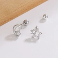 Pendientes asimétricos de estrella y luna plateados con circonitas y cierre de rosca - Estilo de Estrella y Luna Asimétrico / Plata Platino (C343-Plata Platino)
