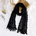 Écharpe élégante en dentelle noire avec motifs floraux évidés et bordure ondulée - Noir