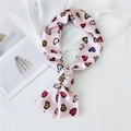 Schmaler rosa Seidenschal mit bunten Herzmustern, elegant als Ringknoten gebunden - Rosa Mit Bunten Herzen