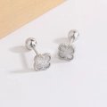 Pendientes de trébol plateados con cierre de rosca y diseño de patrón floral texturizado - Plata (C348-Plata)