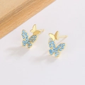 Orecchini a farfalla dorati con zirconi blu scintillanti su uno sfondo bianco - Stile Farfalla Blu (C353)