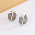 Pendientes de aro en J plateados retro con motivos grabados sobre fondo blanco limpio - Estilo de Patrón Tallado Vintage (HL-152)