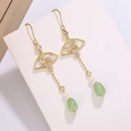 Orecchini a ventaglio eleganti con calcedonio verde, perle e nappe dorate - Oro