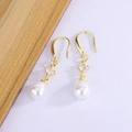 Elegante gouden druppeloorbellen met witte parels en heldere zirkoon accenten - Goud