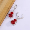 Elegantes pendientes chinos de calabaza roja con metal plateado y circonitas brillantes - Oro Blanco