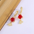 Exquisite Koi-Fisch-Ohrhänger mit roten Cabochons und funkelnden Mikroeinlagen aus Kristallen - Gold