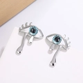 Gotische Evil Eye Ohrstecker mit blauen Pupillen und silbernen Tränen auf Display - Böser Blick Tränenstil (XP94)