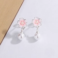 Orecchini a fiore di ciliegio rosa con smalto sfumato e perla bianca pendente - Orecchini pendenti con perle di Sakura sfumate rosa (A264)