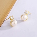 Elegantes pendientes de botón dorados con circón transparente y perla blanca redonda - Dorado (C362)