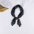 Élégant foulard carré en satin noir et blanc avec motif de lettres D noué avec soin - 2D Noir
