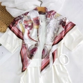 Elegante sciarpa in seta con stampa nautica, barche a vela e ancore su abito estivo - 90x90cm / Vela rosa