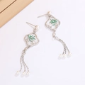Elegante silberne Quastenohrringe im chinesischen Stil mit Bambusblättern und Perlen - Platin (XP62)