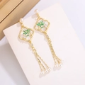 Elegante goldene Ohrringe mit grünen Bambusblättern, Perlen und Quasten im New Chinese Stil - Gold (XP62)