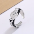 Anello aperto minimalista in argento con trama lavica, smalto nero e perla bianca - Texture Lava Irregolare Con Perla Bianca (X41)