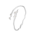 Elegante zilveren jasmijn tak open armband met verfijnde bloemdetails op witte basis - Jasmijnbloem Open Armband