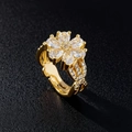 Luxuriöser goldener Blumenring mit Zirkonia-Blütenblättern und verstellbarer Ringschiene - Gold Weiß - Kleine Blume Ring