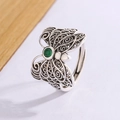 Retro-Schmetterlingsring aus Silber mit grünem Edelstein und filigranen Flügeln auf Holz - Hohles Schmetterlings-Stil (B64)