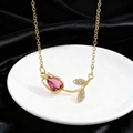Collana a tulipano dorata con zircone rosa e cristalli su elegante sfondo in seta nera - Collana / Rosa