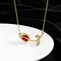Collana a tulipano dorata con cristallo rosso e foglie di zircone su seta nera - Collana / Rosso