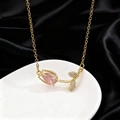 Dettaglio collana tulipano con pietra rosa a goccia e foglia pavé su seta nera - Collana / Rosa Chiaro