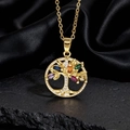 Dettaglio del ciondolo albero della vita con gemme colorate su base di pietra nera - Stile Oro G