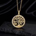Dettaglio di un ciondolo Albero della Vita dorato con cristalli luminosi e design traforato - Stile I Oro