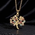 Dettaglio ravvicinato del ciondolo Albero della Vita dorato con gemme colorate incastonate - Stile N Oro